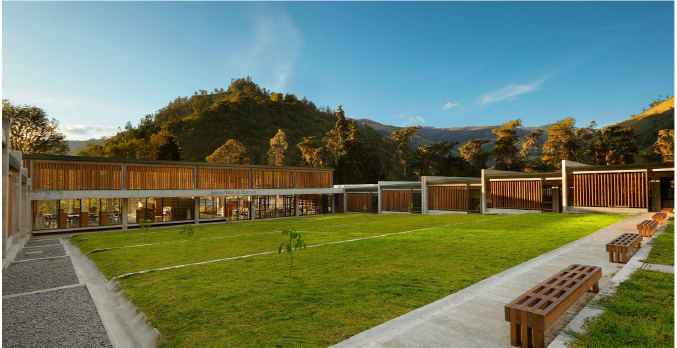 Colegio en paisaje de montaña