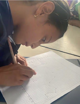 Niña escribiendo en un cuaderno