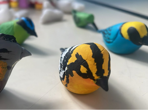 Pájaros pintados sobre una mesa